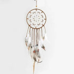 Attrape-rêves artisanal avec plumes suspendues pour décoration intérieure, idéal pour créer une ambiance apaisante et bohème. Accessoire décoratif tendance, parfait pour suspendre dans une chambre ou un salon. Belle pièce d'art mural capturant les rêves et filtrant la lumière. Élément inspirant pour enrichir votre espace de vie avec élégance et charme.