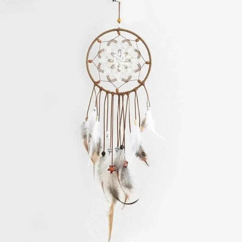 Attrape-rêves artisanal avec plumes suspendues pour décoration intérieure, idéal pour créer une ambiance apaisante et bohème. Accessoire décoratif tendance, parfait pour suspendre dans une chambre ou un salon. Belle pièce d'art mural capturant les rêves et filtrant la lumière. Élément inspirant pour enrichir votre espace de vie avec élégance et charme.