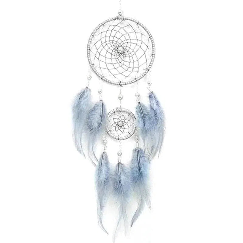 Attrape-rêves décoratif avec plumes bleues, idéal pour embellir votre intérieur. Ce capteur de rêves artisanal apporte une touche apaisante à votre espace, parfait pour la chambre ou le salon. Objet symbolique pour filtrer les mauvais rêves et favoriser un sommeil paisible.