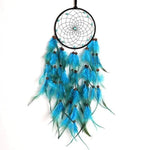 Attrape-rêves design élégant avec plumes bleues et perles décoratives. Idéal pour apporter une touche de sérénité et de style à votre intérieur. Parfait pour une décoration bohème ou spirituelle.