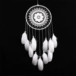 Attrape-rêves décoratif blanc, idéal pour la décoration intérieure, capturant les rêves positifs, ajoutant une touche bohème et élégante à votre espace de vie. Accessoire parfait pour une chambre à coucher ou un salon, apportant une ambiance apaisante et esthétique.