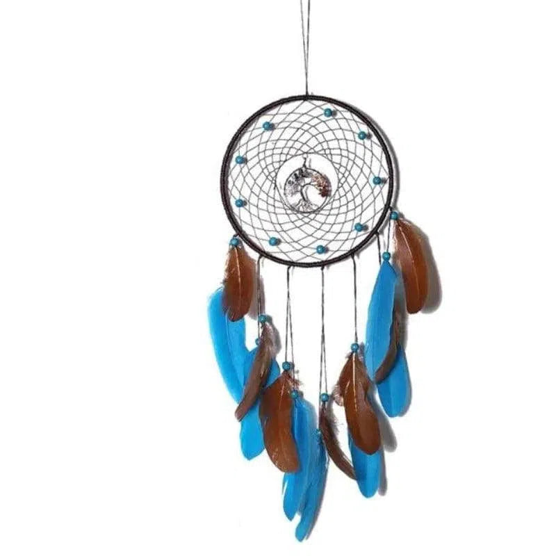 Attrape-rêves décoratif avec plumes colorées bleues et marron, idéal pour apporter une touche bohème et apaisante à votre intérieur. Élément central orné d'un motif animalier, parfait pour suspendre dans une chambre pour de doux rêves et une ambiance relaxante. Accessoire tendance pour une décoration intérieure unique et personnalisée.