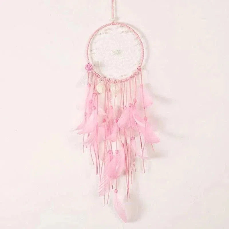 Attrape-rêves rose délicat, parfait pour une décoration de chambre inspirante. Ce capteur de rêves avec ses plumes et perles crée une ambiance apaisante et élégante, idéal pour un ajout boho chic à votre intérieur. Accessoire décoratif tendance pour embellir les murs tout en apportant une touche douce et rêveuse.