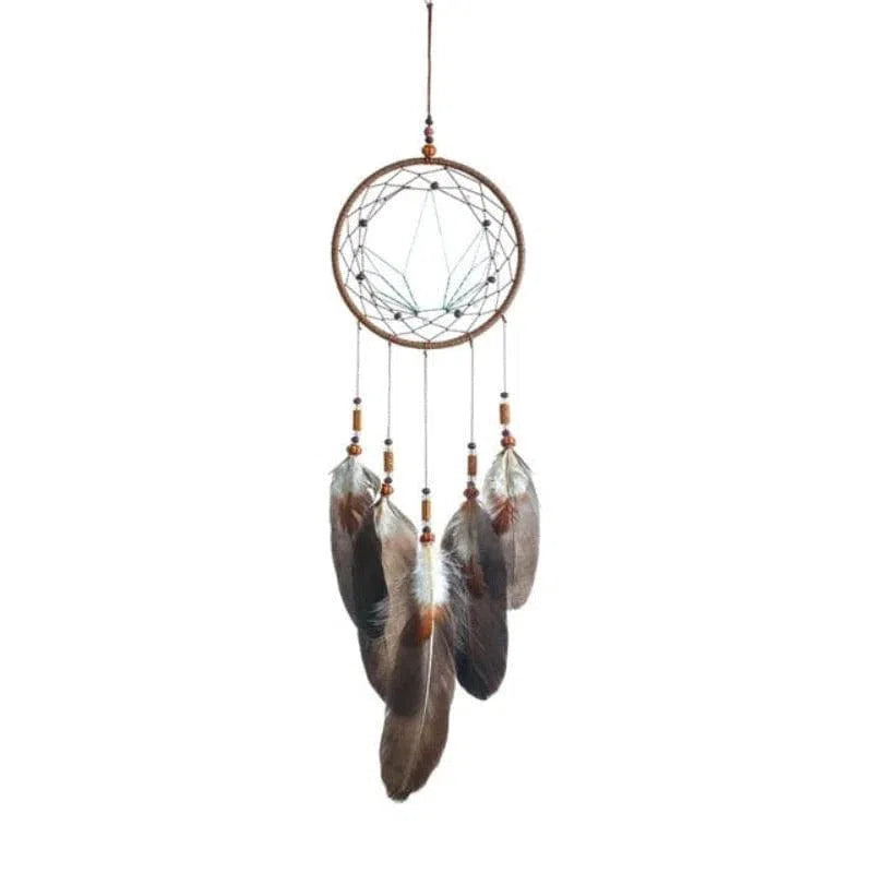 Attrape-rêves traditionnel décoratif avec plumes élégantes, design circulaire tissé, idéal pour une décoration intérieure apaisante et spirituelle. Accessoire mural artistique pour chambre ou salon, favorisant une ambiance zen et harmonieuse. Parfait pour capturer les mauvais rêves et embellir votre espace de vie.