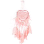 Attrape-rêves en forme de cœur rose décoratif pour chambre, suspendu avec des plumes élégantes, idéal pour apporter une touche bohème et apaisante à votre intérieur. Accessoire parfait pour un cadeau ou pour améliorer l'ambiance de la maison.