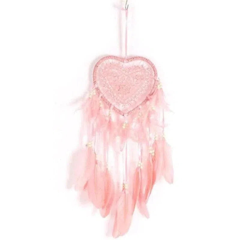 Attrape-rêves en forme de cœur rose décoratif pour chambre, suspendu avec des plumes élégantes, idéal pour apporter une touche bohème et apaisante à votre intérieur. Accessoire parfait pour un cadeau ou pour améliorer l'ambiance de la maison.