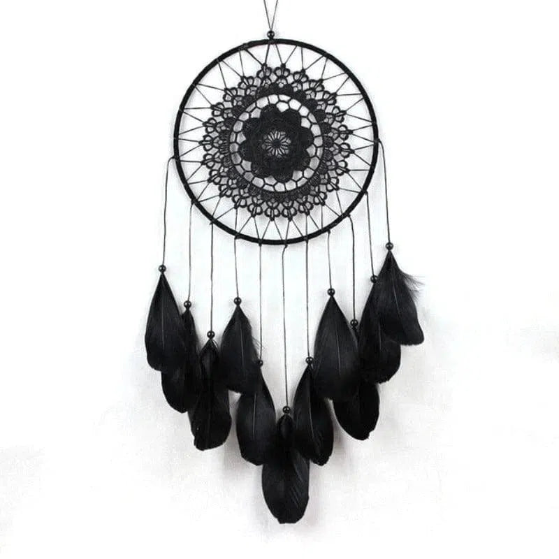 Attrape-rêves élégant et moderne avec des plumes noires, idéal pour la décoration intérieure. Accessoire parfait pour ajouter une touche bohème à votre chambre à coucher ou salon. Convient pour apaiser et embellir les espaces de vie, tout en apportant une ambiance spirituelle apaisante.