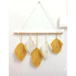 Décoration murale bohème chic avec plumes suspendues jaune et blanc, idéale pour embellir un salon ou une chambre. Ce design artisanal ajoute une touche chaleureuse et tendance à votre intérieur. Parfait pour compléter un style de décoration moderne et naturel.