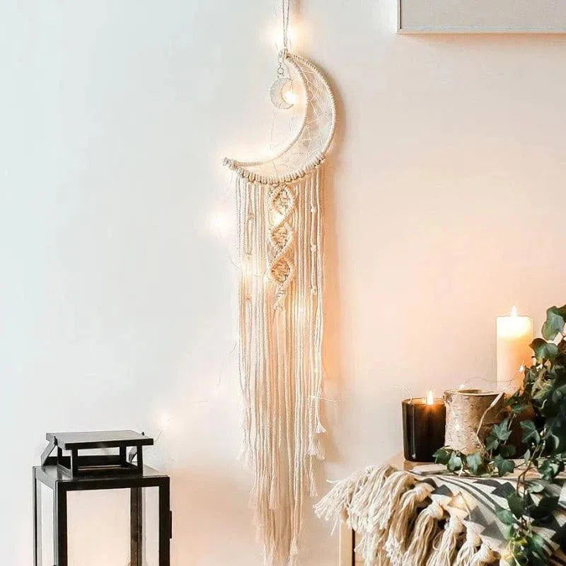 Capteur de rêves mural en forme de croissant de lune avec guirlande lumineuse, parfait pour une décoration bohème et apaisante. Idéal pour créer une ambiance chaleureuse dans votre intérieur. Accessoire décoratif tendance pour ajouter une touche de charme à n'importe quelle pièce.