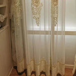 Rideau élégant avec motifs floraux dorés, idéal pour ajouter une touche de sophistication à votre intérieur. Ce voilage chic est parfait pour le salon ou la chambre, offrant luminosité et élégance à votre espace de vie.