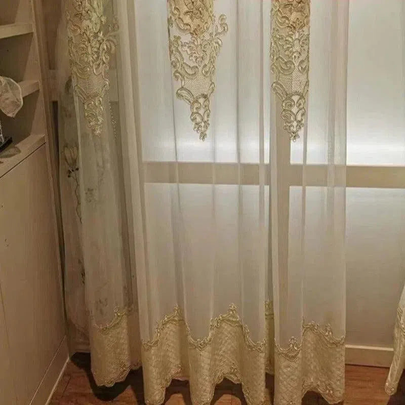 Rideau élégant avec motifs floraux dorés, idéal pour ajouter une touche de sophistication à votre intérieur. Ce voilage chic est parfait pour le salon ou la chambre, offrant luminosité et élégance à votre espace de vie.