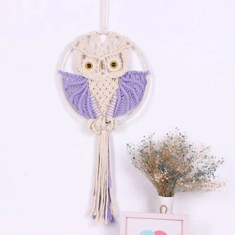 Décoration murale macramé hibou avec plumes violettes, ajout artisanal original pour chambre ou salon, accessoire unique pour une ambiance bohème et chaleureuse.