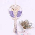 Décoration murale macramé hibou avec plumes violettes, ajout artisanal original pour chambre ou salon, accessoire unique pour une ambiance bohème et chaleureuse.