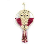 Décoration murale artisanale en forme de hibou, idéal pour apporter une touche bohème à votre intérieur. Ce macramé original avec des détails rouges est parfait pour le salon ou la chambre. Élément décoratif unique qui attire l'œil et ajoute une ambiance chaleureuse à votre maison.