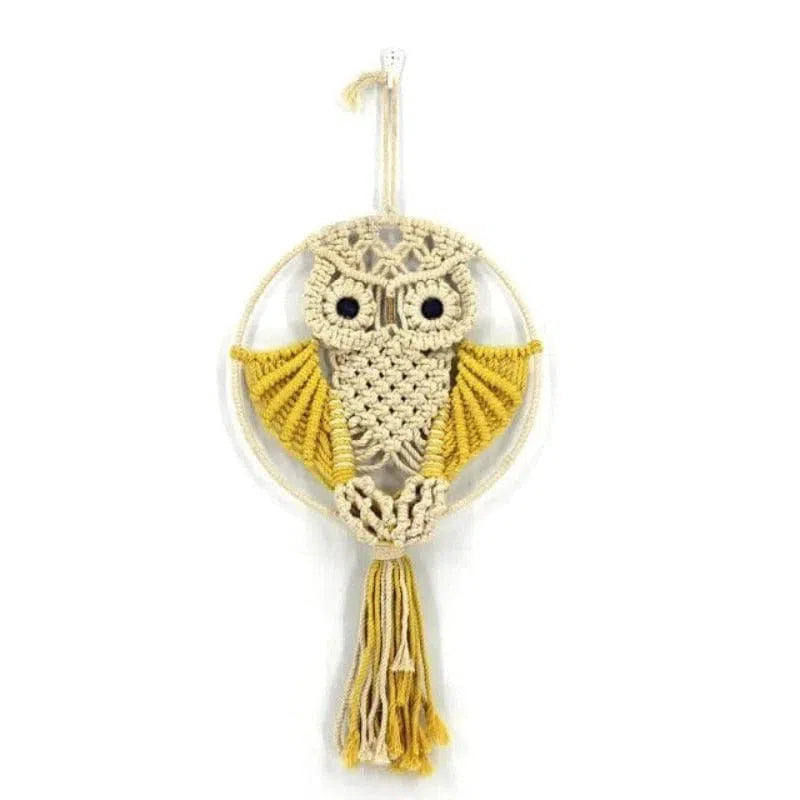 Décoration murale hibou en macramé, attrape-rêves artisanal élégant pour chambre à coucher ou salon, parfait pour une ambiance bohème et chaleureuse, accessoire déco tendance avec détails soignés.