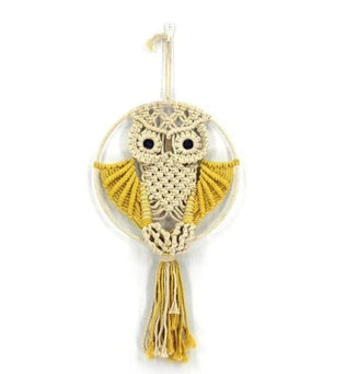 Décoration murale hibou en macramé, attrape-rêves artisanal élégant pour chambre à coucher ou salon, parfait pour une ambiance bohème et chaleureuse, accessoire déco tendance avec détails soignés.