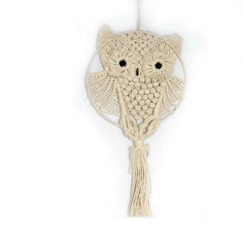 Décoration murale hibou en macramé, idéale pour apporter une touche bohème et originale à votre intérieur. Accessoire tendance pour la décoration de chambre ou salon. Design artisanal avec motifs détaillés. Cadeau parfait pour les amateurs de décoration unique et fait main.