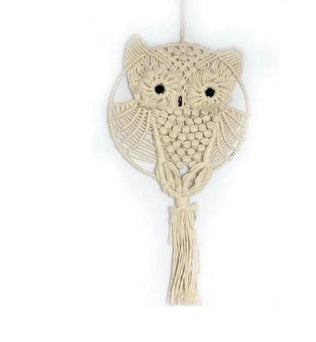 Décoration murale hibou en macramé, idéale pour apporter une touche bohème et originale à votre intérieur. Accessoire tendance pour la décoration de chambre ou salon. Design artisanal avec motifs détaillés. Cadeau parfait pour les amateurs de décoration unique et fait main.