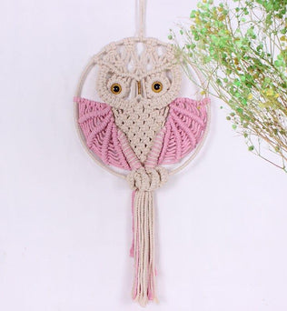 Suspension murale décorative représentant une chouette avec des ailes roses, idéale pour apporter une touche bohème à votre intérieur. Appréciée pour son design artisanal et ses détails soignés, elle s'intègre parfaitement dans une chambre, un salon ou un espace créatif. Accessoire tendance pour une décoration unique et personnalisée.