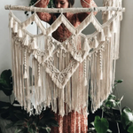 Suspension murale décorative artisanale, parfaite pour ajouter une touche bohème à votre intérieur. Idéale pour embellir un salon ou une chambre, elle s'harmonise avec une variété de styles de décoration grâce à ses motifs détaillés. Cette pièce unique crée une atmosphère chaleureuse et apaisante, transformant votre espace de vie en un havre de paix esthétique.