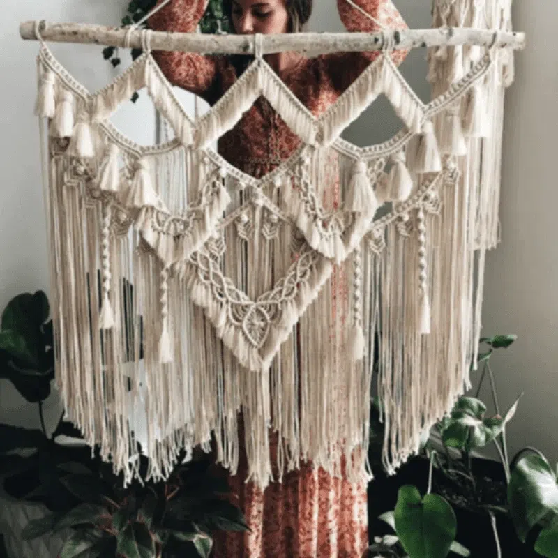 Suspension murale décorative artisanale, parfaite pour ajouter une touche bohème à votre intérieur. Idéale pour embellir un salon ou une chambre, elle s'harmonise avec une variété de styles de décoration grâce à ses motifs détaillés. Cette pièce unique crée une atmosphère chaleureuse et apaisante, transformant votre espace de vie en un havre de paix esthétique.