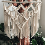 Décoration murale bohème chic avec un grand macramé suspendu, ajoutant une touche artisanale et élégante à votre intérieur. Idéal pour embellir un salon ou une chambre, créant une atmosphère chaleureuse et accueillante. Parfait pour les amateurs de décoration naturelle et tendance.