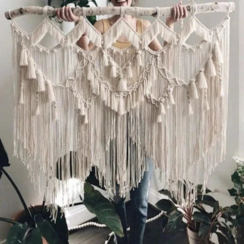 Décoration murale bohème faite main avec franges et motifs géométriques suspendue à une branche, parfaite pour ajouter une touche artistique et naturelle à votre intérieur. Idéale pour une décoration de salon tendance et élégante, cette pièce unique attire tous les regards et crée une ambiance chaleureuse et accueillante.