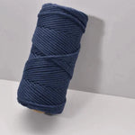 Bobine de fil bleu marine, idéale pour projets de macramé ou tricot, offrant une grande longueur pour créations artisanales variées. Convient parfaitement aux débutants et experts cherchant un rendu esthétique élégant et durable. Accessoire essentiel pour loisirs créatifs et décoration intérieure.