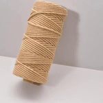 Bobine de fil épais beige pour travaux créatifs et projets de bricolage, idéale pour le macramé et la décoration intérieure. Utilisée par les artisans pour créer des accessoires uniques et personnalisés. Parfaite pour les amateurs de loisirs créatifs cherchant du matériel de qualité.