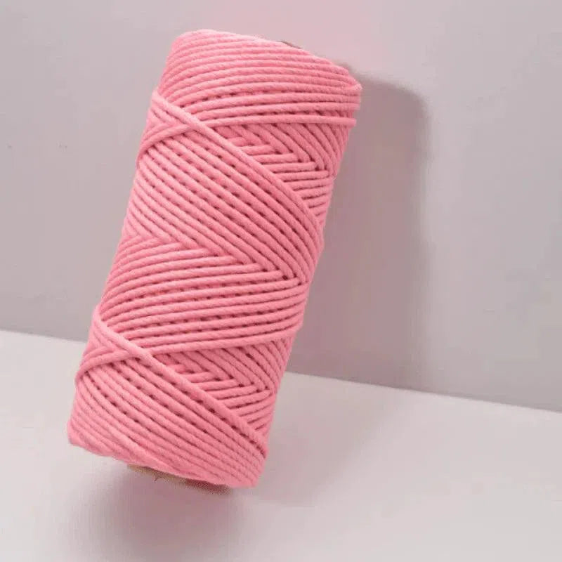 Bobine de fil rose de qualité supérieure idéale pour le macramé, les loisirs créatifs et la décoration intérieure. Obtenez des résultats professionnels avec ce fil robuste et facile à manipuler, parfait pour des projets artistiques variés.