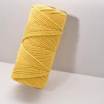 Bobine de fil jaune vif pour projets créatifs, idéale pour le macramé, le tricot ou le crochet. Parfaite pour ajouter une touche de couleur vive à vos créations artisanales. Indispensable pour les amateurs de loisirs créatifs recherchant à exprimer leur créativité avec des matériaux de qualité.