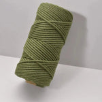 Bobine de fil vert olive idéal pour les projets de macramé et de tricot, ajoutant une touche naturelle et tendance à vos créations artisanales. Parfait pour les amateurs de loisirs créatifs cherchant des matériaux de qualité pour leurs décorations et accessoires.