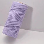 Bobine de fil violet pour macramé ou tricot, idéale pour les projets créatifs. Ce fil de couleur pastel apporte une touche douce et élégante à vos créations artisanales. Usage polyvalent adapté aux décorations, bijoux et autres travaux manuels. Parfait pour les amateurs et les professionnels du DIY (Do It Yourself).