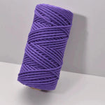 Bobine de fil violet pour travaux créatifs et artisanat, idéale pour macramé et projets décoratifs. Utilisation polyvalente pour loisirs créatifs et décoration intérieure, apportant une touche de couleur vive. Parfait pour personnaliser et embellir vos créations.