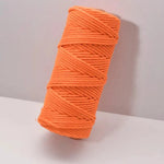 Bobine de fil orange vif pour travaux manuels et projets de bricolage. Idéale pour la fabrication de bijoux, décorations d'intérieur et autres créations artistiques. Accessoire de couture parfait pour ajouter une touche de couleur à vos projets créatifs.