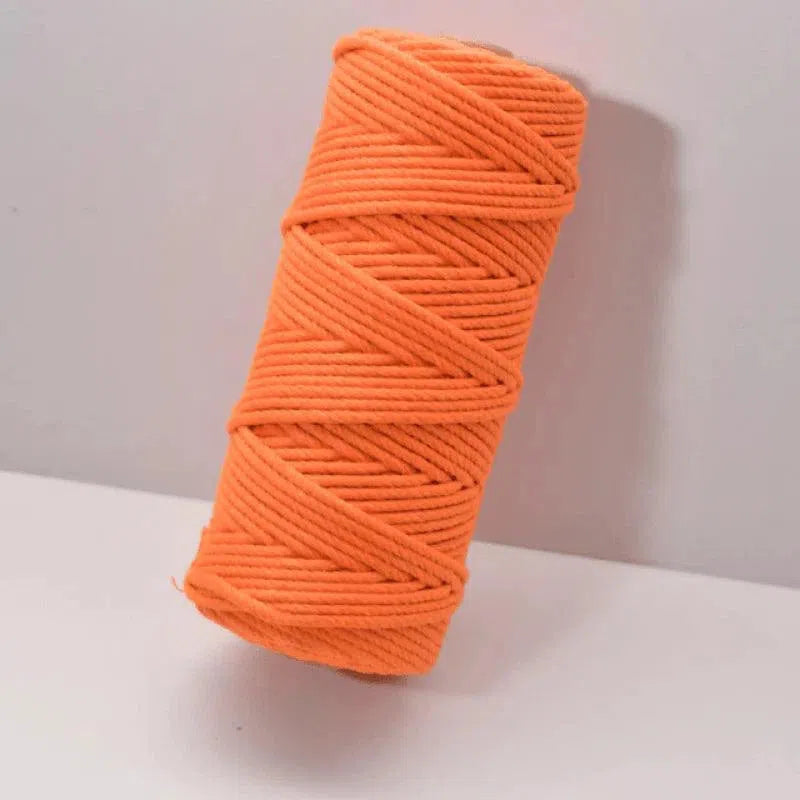 Bobine de fil orange vif pour travaux manuels et projets de bricolage. Idéale pour la fabrication de bijoux, décorations d'intérieur et autres créations artistiques. Accessoire de couture parfait pour ajouter une touche de couleur à vos projets créatifs.
