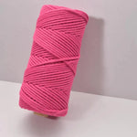 Bobine de fil rose vif pour macramé, idéale pour les projets créatifs et artisanaux. Parfaite pour ajouter une touche de couleur et de modernité à vos créations. Transformez vos idées en pièces uniques grâce à ce fil résistant et coloré.