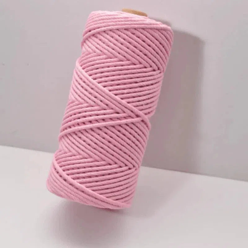 Bobine de fil rose pour créations DIY et projets artistiques, idéale pour macramé et tissage, offrant une touche délicate et colorée à vos ouvrages manuels et décoratifs.