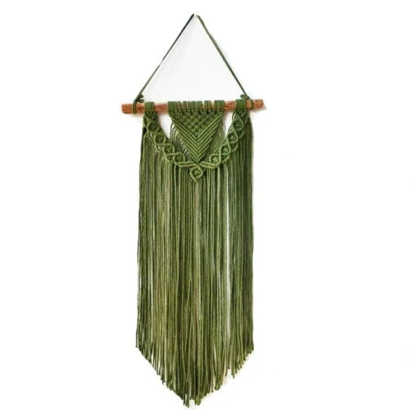 Décoration murale bohème verte en macramé, idéale pour ajouter une touche artisanale et élégante à votre intérieur. Design unique qui s'intègre parfaitement dans un salon, une chambre ou un bureau pour créer une ambiance chaleureuse et naturelle. Accessoire de décoration suspendu au style vintage.