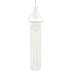 Décoration murale suspendue en macramé avec motif géométrique. Élément décoratif moderne et élégant pour embellir un intérieur bohème. Parfait pour ajouter une touche artistique à une chambre ou un salon. Idéal pour une ambiance apaisante et chaleureuse.
