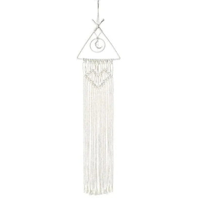 Décoration murale suspendue en macramé avec motif géométrique. Élément décoratif moderne et élégant pour embellir un intérieur bohème. Parfait pour ajouter une touche artistique à une chambre ou un salon. Idéal pour une ambiance apaisante et chaleureuse.