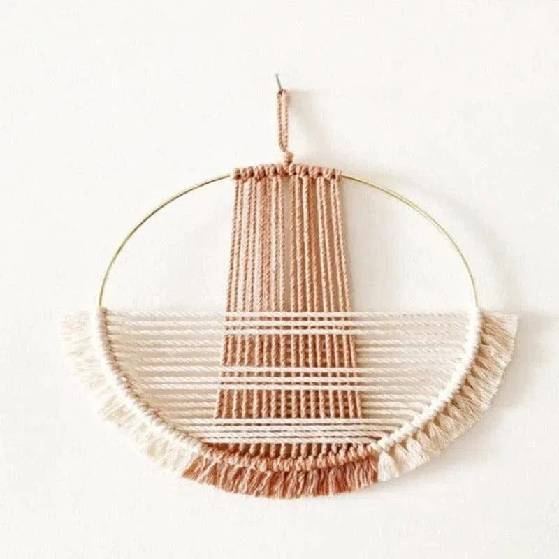 Décoration murale artisanale circulaire en tons beige et marron, design bohème minimaliste pour un intérieur moderne et élégant, parfait pour ajouter une touche chaleureuse et naturelle à votre espace de vie.