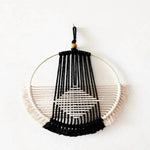 Décoration murale géométrique avec un design moderne noir et blanc, idéal pour apporter une touche artistique et élégante à votre intérieur. Parfait pour une chambre, un salon ou un bureau. Accessoire de décoration unique pour personnaliser votre espace de vie.