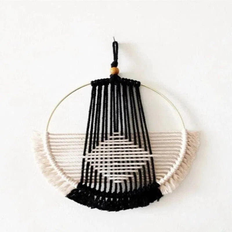 Décoration murale géométrique avec un design moderne noir et blanc, idéal pour apporter une touche artistique et élégante à votre intérieur. Parfait pour une chambre, un salon ou un bureau. Accessoire de décoration unique pour personnaliser votre espace de vie.