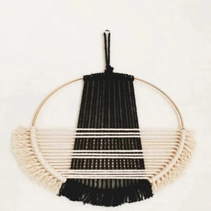 Décoration murale tendance en forme de cercle avec motifs noirs et blancs. Accessoire de design moderne parfait pour apporter une touche artistique à votre intérieur. Convient pour le salon, la chambre ou le bureau. Idéal pour compléter un style contemporain avec une touche élégante.