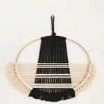 Décoration murale tendance en forme de cercle avec motifs noirs et blancs. Accessoire de design moderne parfait pour apporter une touche artistique à votre intérieur. Convient pour le salon, la chambre ou le bureau. Idéal pour compléter un style contemporain avec une touche élégante.