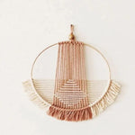 Décoration murale design bohème moderne, idéal pour embellir votre intérieur avec une touche artistique et élégante. Motif géométrique unique, parfait pour un salon ou une chambre. Accessoire tendance pour une ambiance chaleureuse et accueillante.