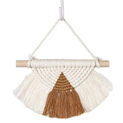 Décoration murale originale en macramé avec design géométrique, idéale pour ajouter une touche bohème à votre intérieur. Élément décoratif suspendu pour salon ou chambre. Accessoire de maison moderne, accroche murale artisanale. Cadeau parfait pour les amateurs de décoration d'intérieur.