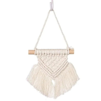 Décoration murale bohème en macramé avec franges et support en bois, idéale pour ajouter une touche artisanale et élégante à votre intérieur. Parfait pour une chambre à coucher, un salon ou un bureau.