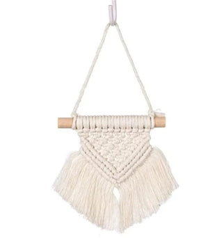 Décoration murale bohème en macramé avec franges et support en bois, idéale pour ajouter une touche artisanale et élégante à votre intérieur. Parfait pour une chambre à coucher, un salon ou un bureau.